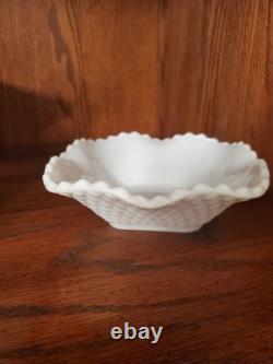 16 Pieces Collection of Vintage Milk Glass From Various Manufacturers. See Pics