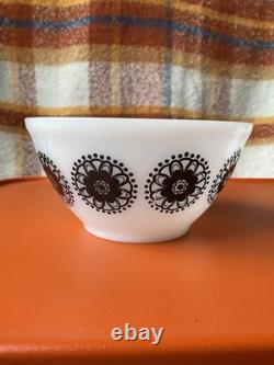 Agee Pyrex 4 Mixing Bowl Set Doily Pattern 1970