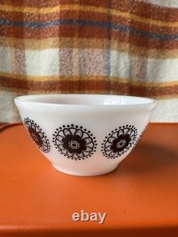 Agee Pyrex 4 Mixing Bowl Set Doily Pattern 1970
