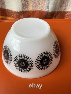 Agee Pyrex 4 Mixing Bowl Set Doily Pattern 1970