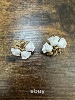 Crown Trifari White Milk Glass Tulip Flower Brooch & Clip On Earrings SetREAD