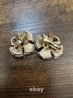 Crown Trifari White Milk Glass Tulip Flower Brooch & Clip On Earrings SetREAD