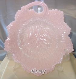 FENTON11.5CAKE PLATEMINT+PERFVINTAGE50sPASTEL PINK MILK GLASSLEAFHANDLED