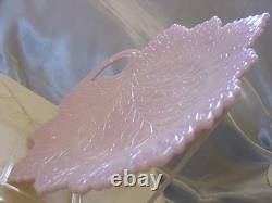 FENTON11.5CAKE PLATEMINT+PERFVINTAGE50sPASTEL PINK MILK GLASSLEAFHANDLED