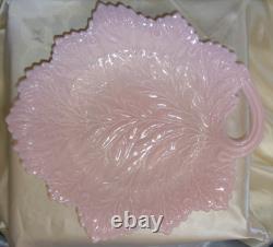 FENTON11.5CAKE PLATEMINT+PERFVINTAGE50sPASTEL PINK MILK GLASSLEAFHANDLED