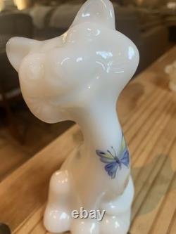 Fenton Milk Glass 1995 White Glossy FAGCA Happy Cat Figurine Signed 6x 3 Mint