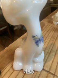 Fenton Milk Glass 1995 White Glossy FAGCA Happy Cat Figurine Signed 6x 3 Mint