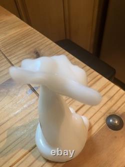 Fenton Milk Glass 1995 White Glossy FAGCA Happy Cat Figurine Signed 6x 3 Mint