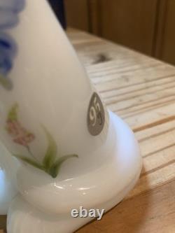 Fenton Milk Glass 1995 White Glossy FAGCA Happy Cat Figurine Signed 6x 3 Mint