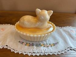 Hard to Find Vintage Westmoreland Milk/Carnival Glass Cat on Nest Covered Dish