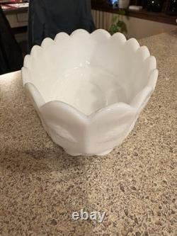 Lot Of 4 Pieces Of Art Milk Glass Westmoreland & Unmarked Pieces