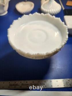 Milk glass serving set in great condition vintage