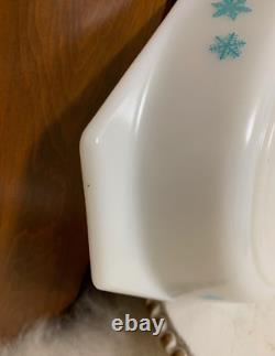 NIB Vintage Pyrex White withTurquoise Snowflake Divided Casserole withLid (1.5 QT)