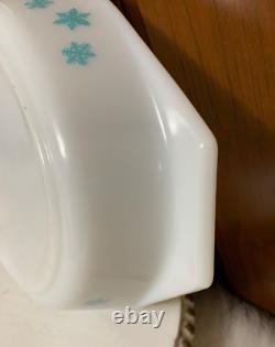 NIB Vintage Pyrex White withTurquoise Snowflake Divided Casserole withLid (1.5 QT)