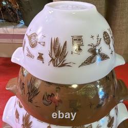 PYREX Butterprint Amish 4pc Nesting/Stackable Milk Glass Bowl Set 441-444