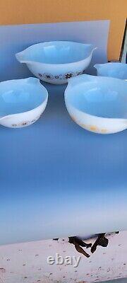 PYREX Town And Country cinderella Stacking Mixing Bowls 4 Piece Set