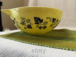Pyrex Complete Gooseberry Yellow & White Cinderella Nesting Bowl Set 441-444