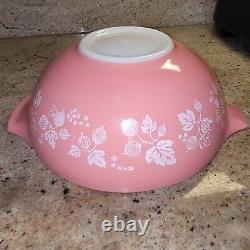 Pyrex Gooseberry Cinderella Nesting Mixing Bowls Set of 3 Vintage pink, white