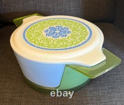 Pyrex Ocean Filigree Espanola 475-B 2.5 Qt Casserole w Lid + Cradle 1973 Promo
