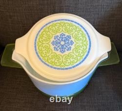 Pyrex Ocean Filigree Espanola 475-B 2.5 Qt Casserole w Lid + Cradle 1973 Promo