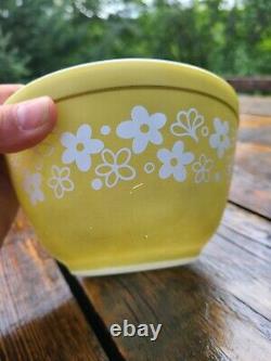 Pyrex Spring Blossom Stacking Bowl Set #401, 402, 403, 404 (Crazy Daisy)