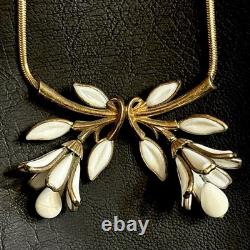 RARE Crown Trifari A Philippe White Milk Glass Bell Flowers Necklace HARD TOFIND