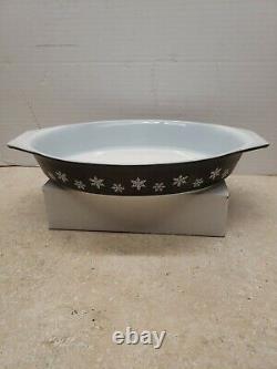 Rare Vintage Pyrex 1 1/2 Qt Casserole Black and White Snowflakes. NO DIVISIONS