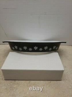 Rare Vintage Pyrex 1 1/2 Qt Casserole Black and White Snowflakes. NO DIVISIONS