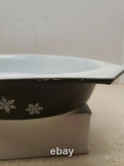 Rare Vintage Pyrex 1 1/2 Qt Casserole Black and White Snowflakes. NO DIVISIONS