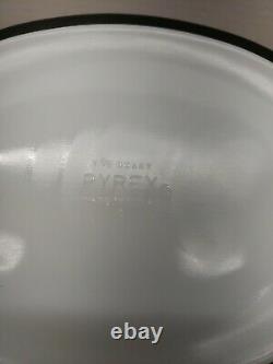 Rare Vintage Pyrex 1 1/2 Qt Casserole Black and White Snowflakes. NO DIVISIONS