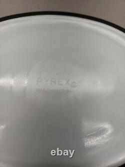 Rare Vintage Pyrex 1 1/2 Qt Casserole Black and White Snowflakes. NO DIVISIONS