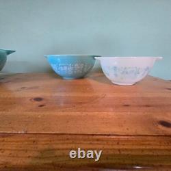 Set of 4 Vintage Pyrex Amish Butter print Mixing Bowls Turquoise/White 441- 444