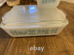 VNTG PYREX AMISH BUTTERPRINT WHITE With TURQUOISE PRINT Four piece set With Lids