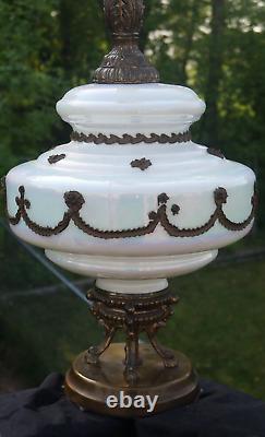 Vintage 1960s MCM Retro Hollywood Regency Carnival Milk Glass Lamp STUNNING