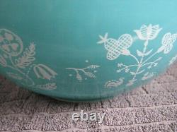 Vintage 443 PYREX BOWL & LID Needlepoint Turquoise 1958 Embroidery 2 1/2 Qt