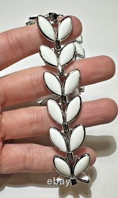 Vintage Crown Trifari White Milk Glass Leaf Leaves Silver tone 18 Necklace DC2