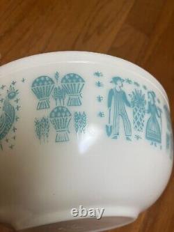 Vintage Pyrex 4-Qt. Amish Butterprint #404 Mixing Bowl-Turquoise & White