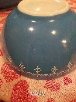 Vintage Pyrex Mixing Bowls Snowflake Garland, set of 4, blue and white