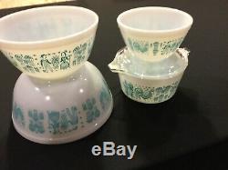 Vintage Pyrex bowls in Amish Butterprint turquoise and white