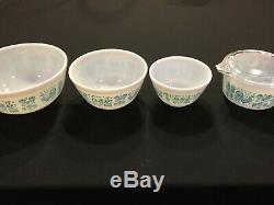 Vintage Pyrex bowls in Amish Butterprint turquoise and white