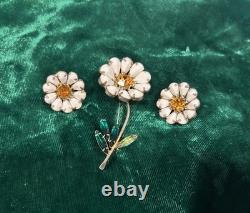 Weiss White Milk Glass & Green & Yellow Rhinestone Daisy Brooch Clip-On Earrings