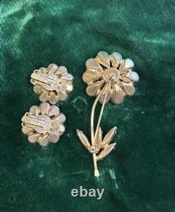 Weiss White Milk Glass & Green & Yellow Rhinestone Daisy Brooch Clip-On Earrings