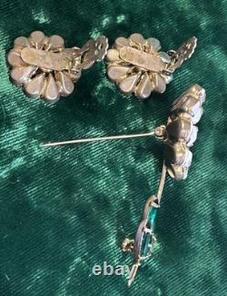 Weiss White Milk Glass & Green & Yellow Rhinestone Daisy Brooch Clip-On Earrings