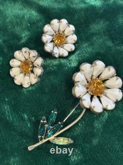 Weiss White Milk Glass & Green & Yellow Rhinestone Daisy Brooch Clip-On Earrings