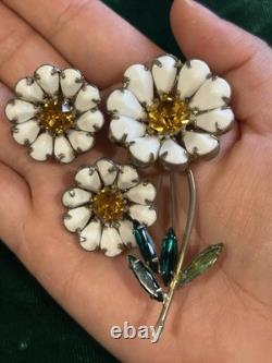 Weiss White Milk Glass & Green & Yellow Rhinestone Daisy Brooch Clip-On Earrings