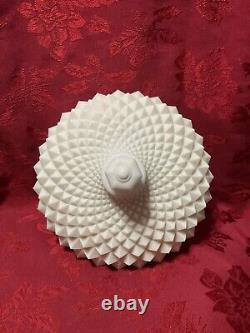 Westmoreland milk glass Centerpiece Bow & Lid 14 H, 9,25 W Sawtooth Design Exc